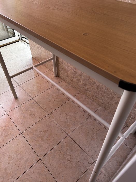 Mesa alta com furo para electricidade