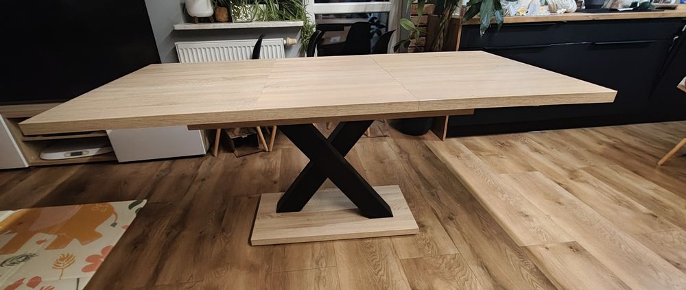 Stół do jadalni – dąb (okleina), czarna metalowa noga, rozkładany