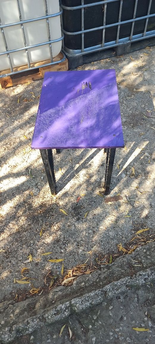 Mesa com pernas em ferro e tampa de acrilico