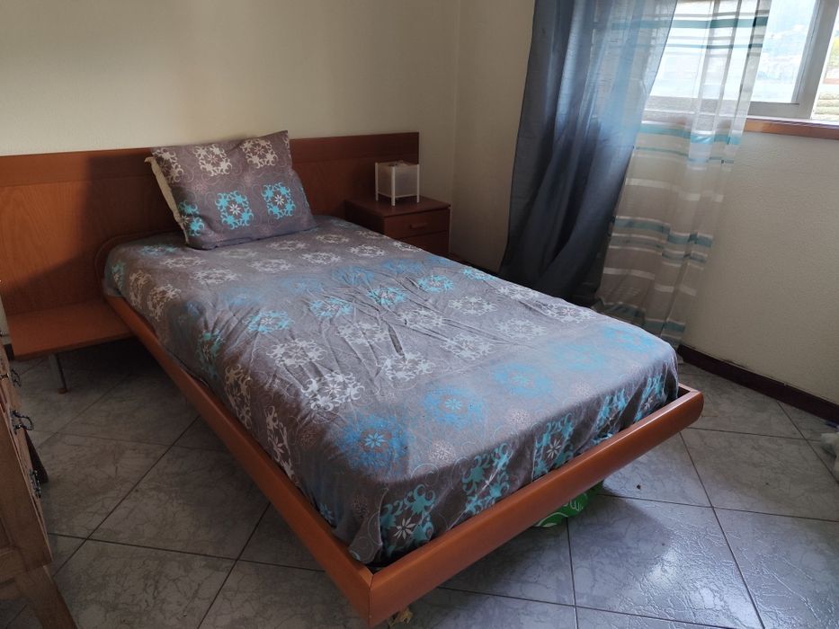 Conjunto cama, móvel e prateleira