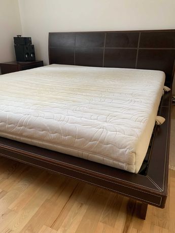Łóżko podwójne 210X200 z dwiema szafkami nocnymi oraz materacem