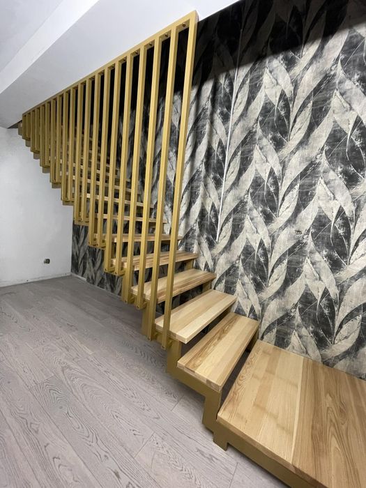 Schody z drewnianymi stopniami