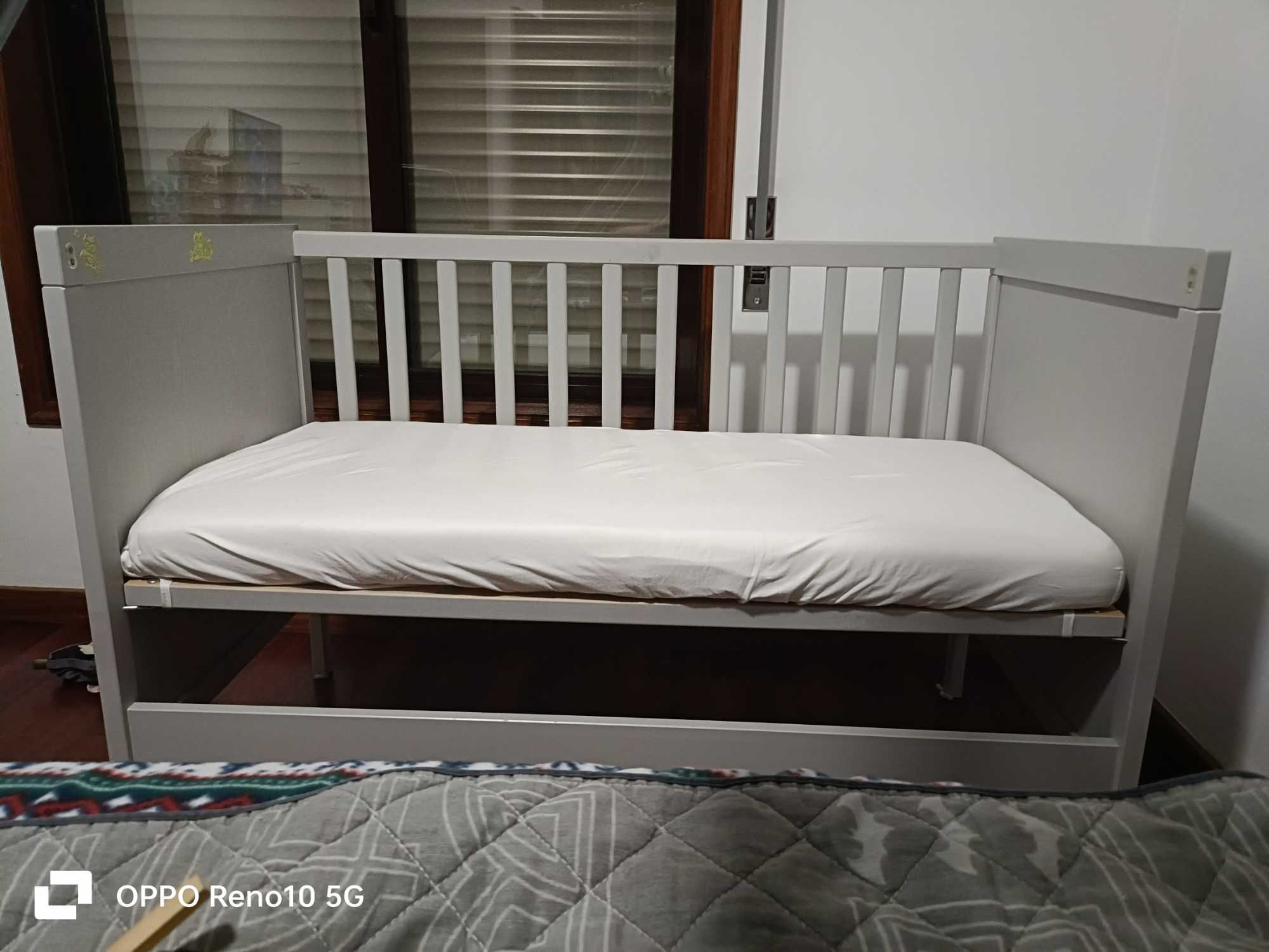 Berço IKEA SUNDVIK completo com colchão, protetor de colchão e lençol