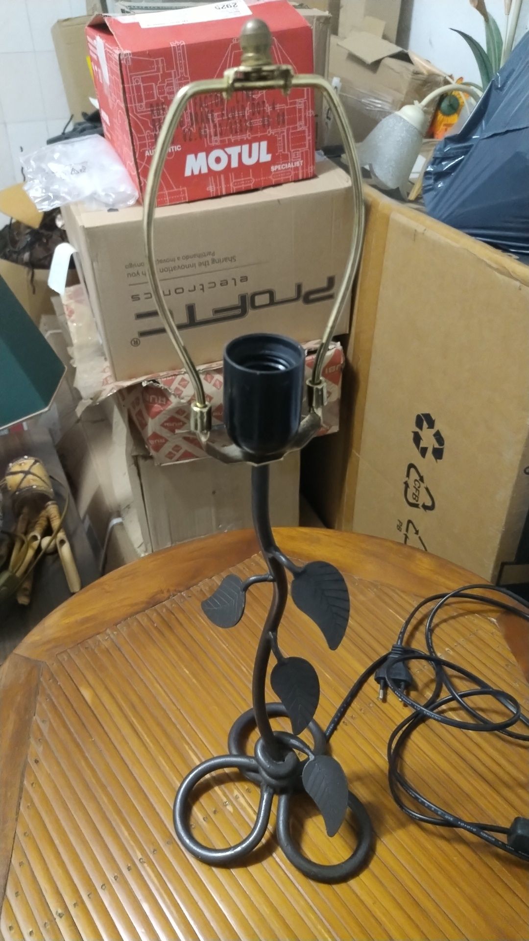 Candeeiro De Mesa Em Metal (Sem Abajur)