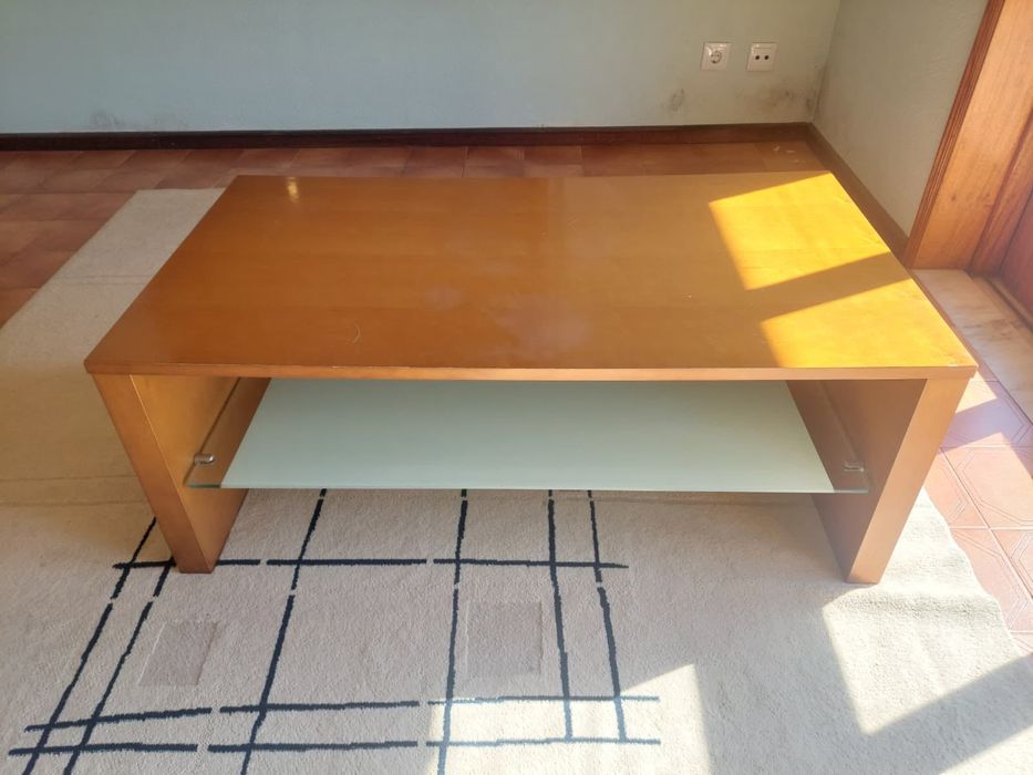 Conjunto mobiliário de sala com mesa de jantar e móveis de apoio