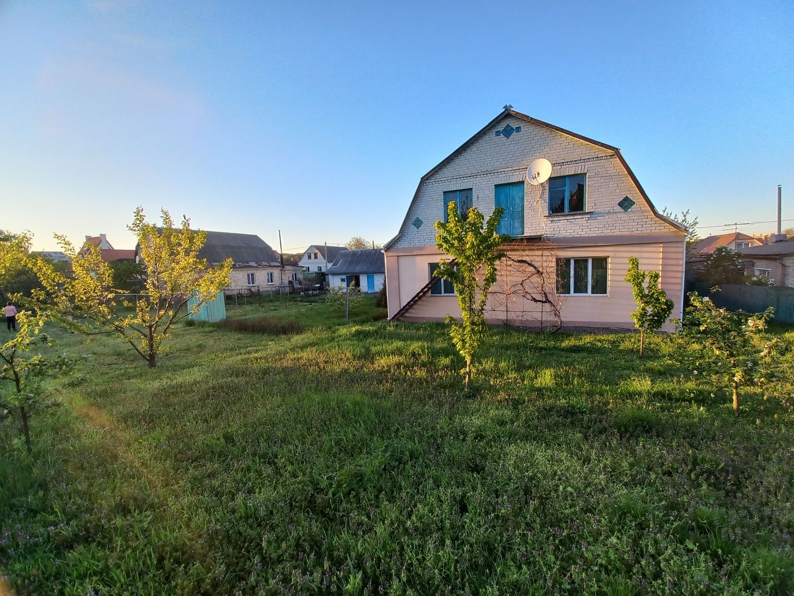 Продам будинок з ділянкою в передмісті. На дві сім'ї!!!