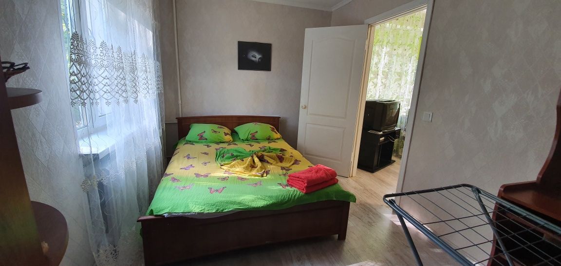 2-кімнатна з хорошим ремонтом метро Дружби Народів 100м.