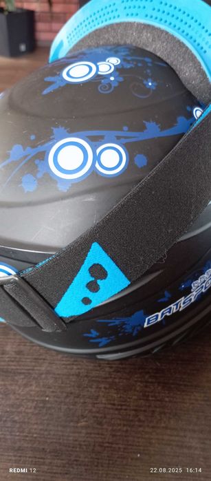 Kask narciarski z goglami i rękawiczki