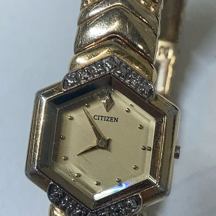 Citizen Elegance – złoty zegarek damski z kryształkami