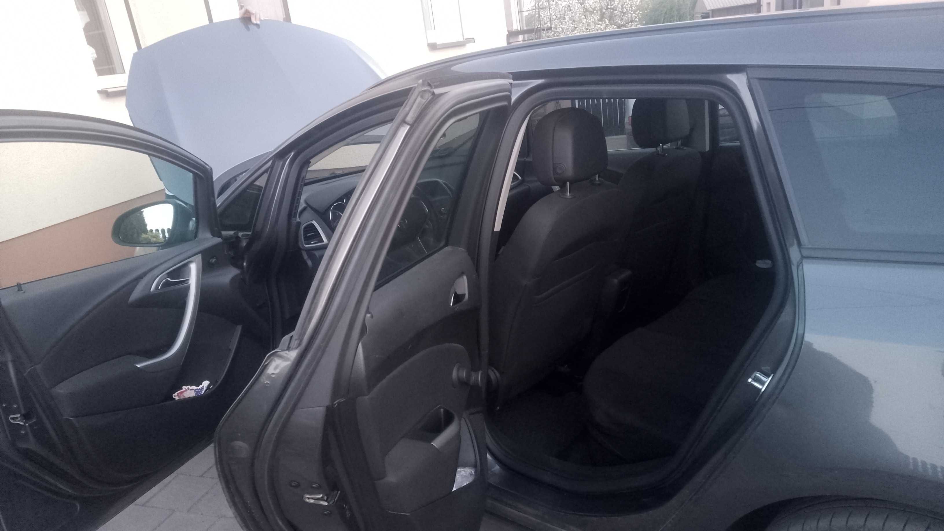 samochód osobowy Opel Astra J kombi 1.7 diesel