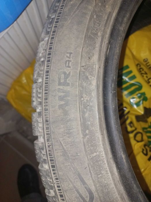 Opony zimowe Nokian 235/45/17 WR4