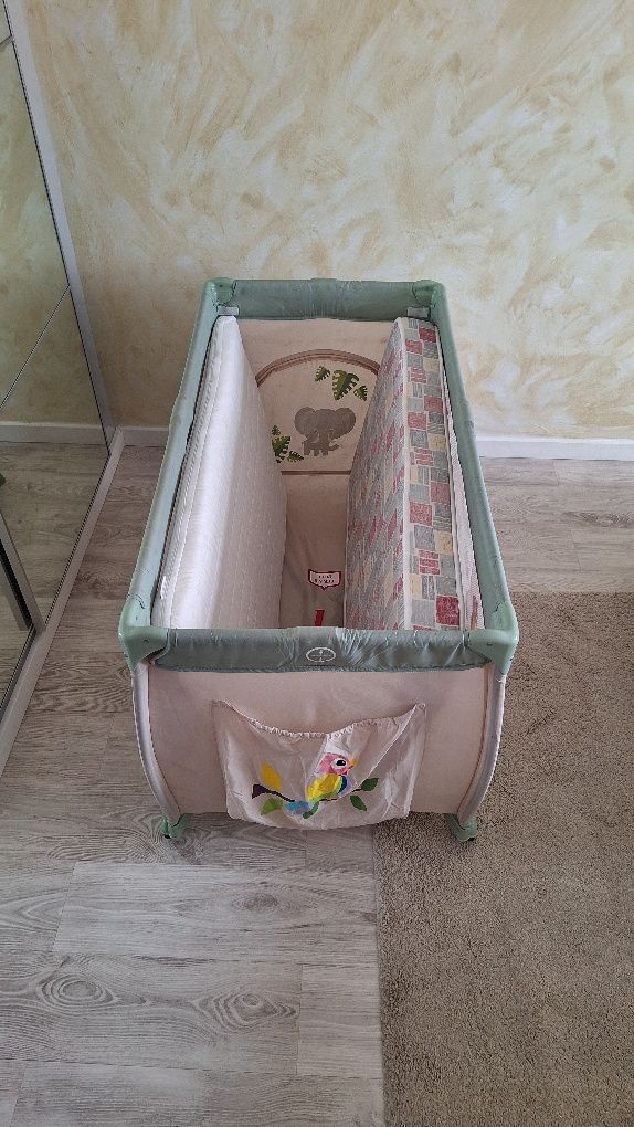 Cama de viagem c/ duas alturas, muda fraldas + 2 colchões + 3 lençóis