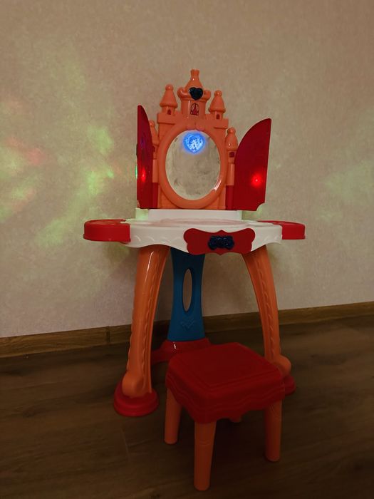 Трюмо. Туалетний столик