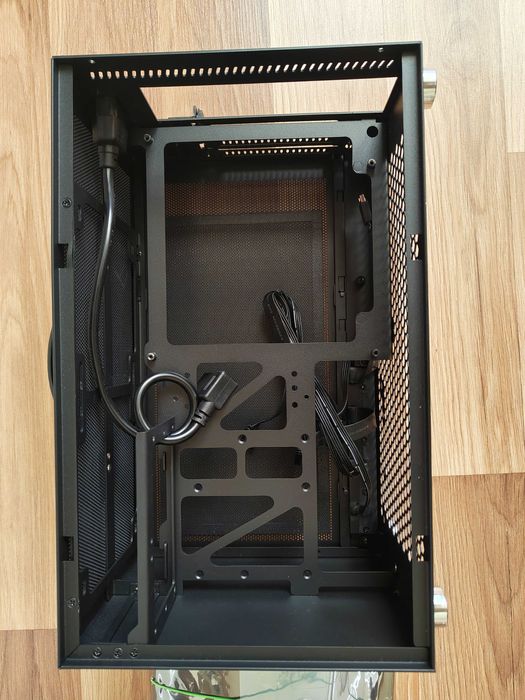 Obudowa SSF model S400 (Mini ITX), chłodzenie, zasilacz.