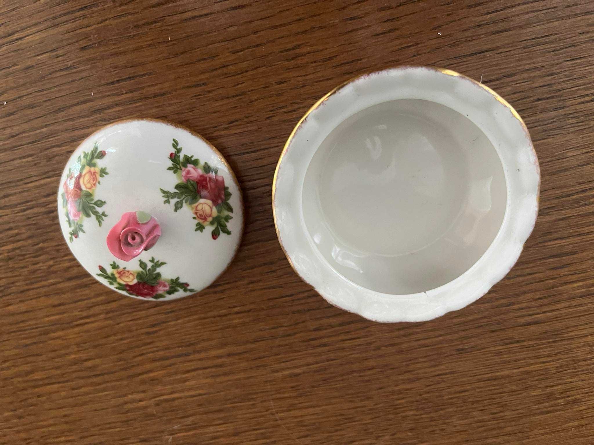 Porcelanowa szkatułka puzderko Royal Albert Old Country Roses