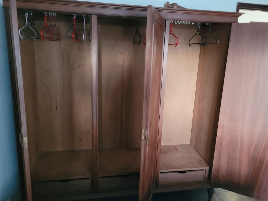 Roupeiro em Madeira maciça