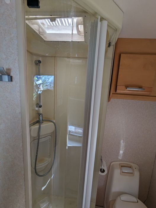 Caravana ,/ 4 pessoas/ impecável/ levo ao local