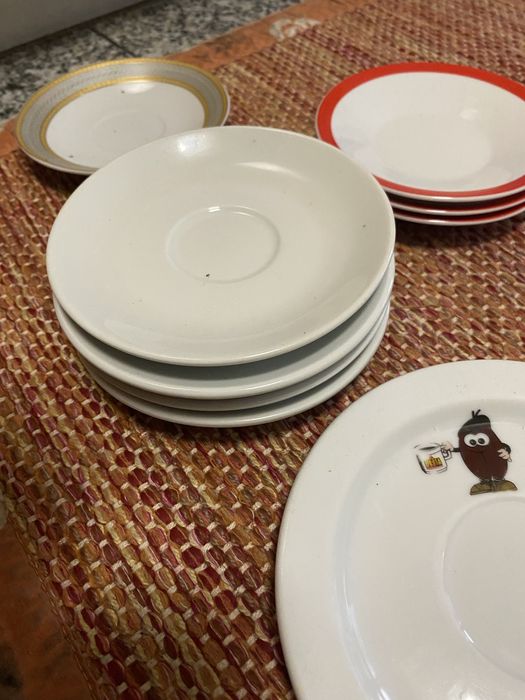 Pratos de chávenaz de café