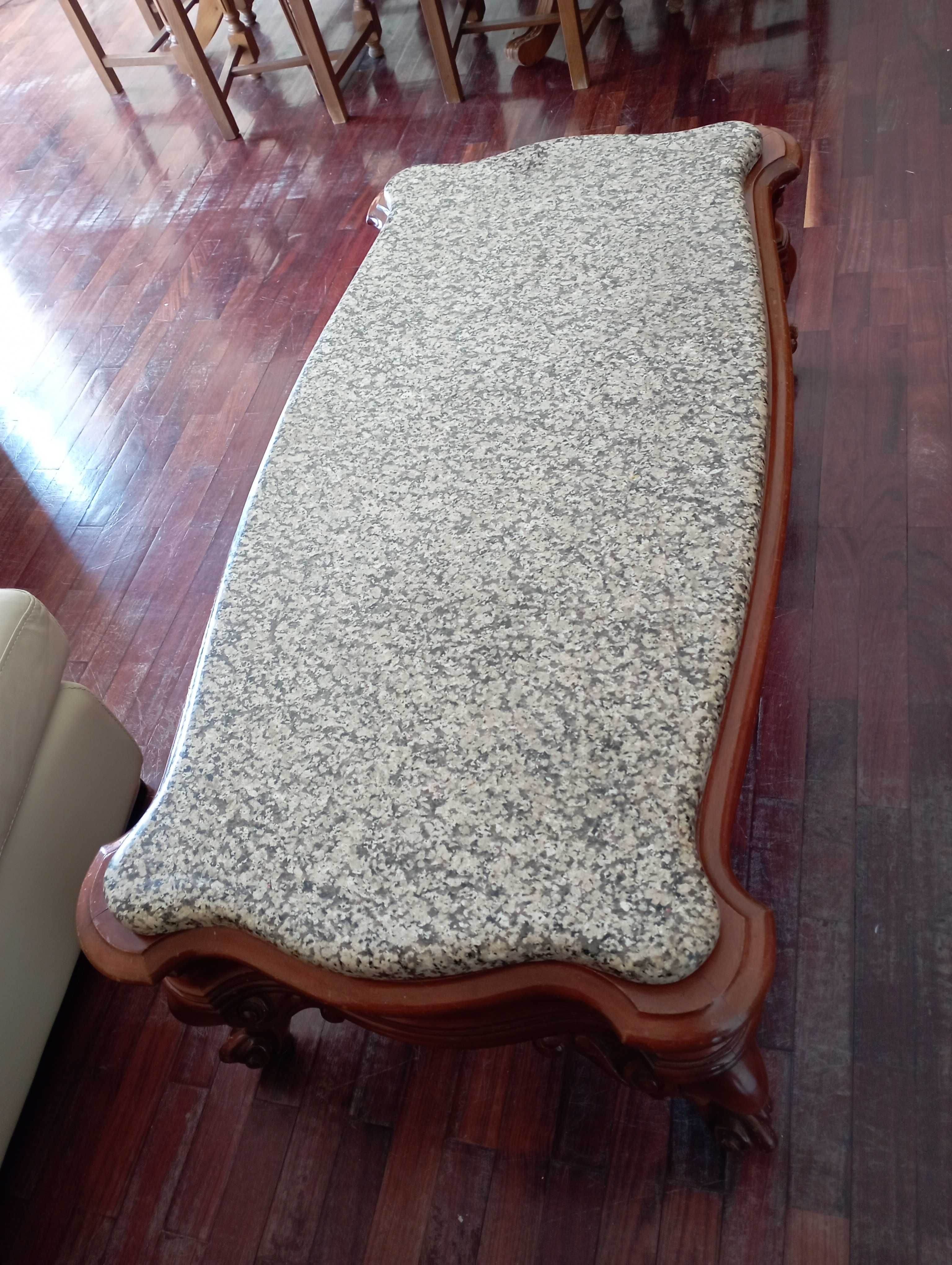 Mesa de centro antiga com o tampo  de mármore