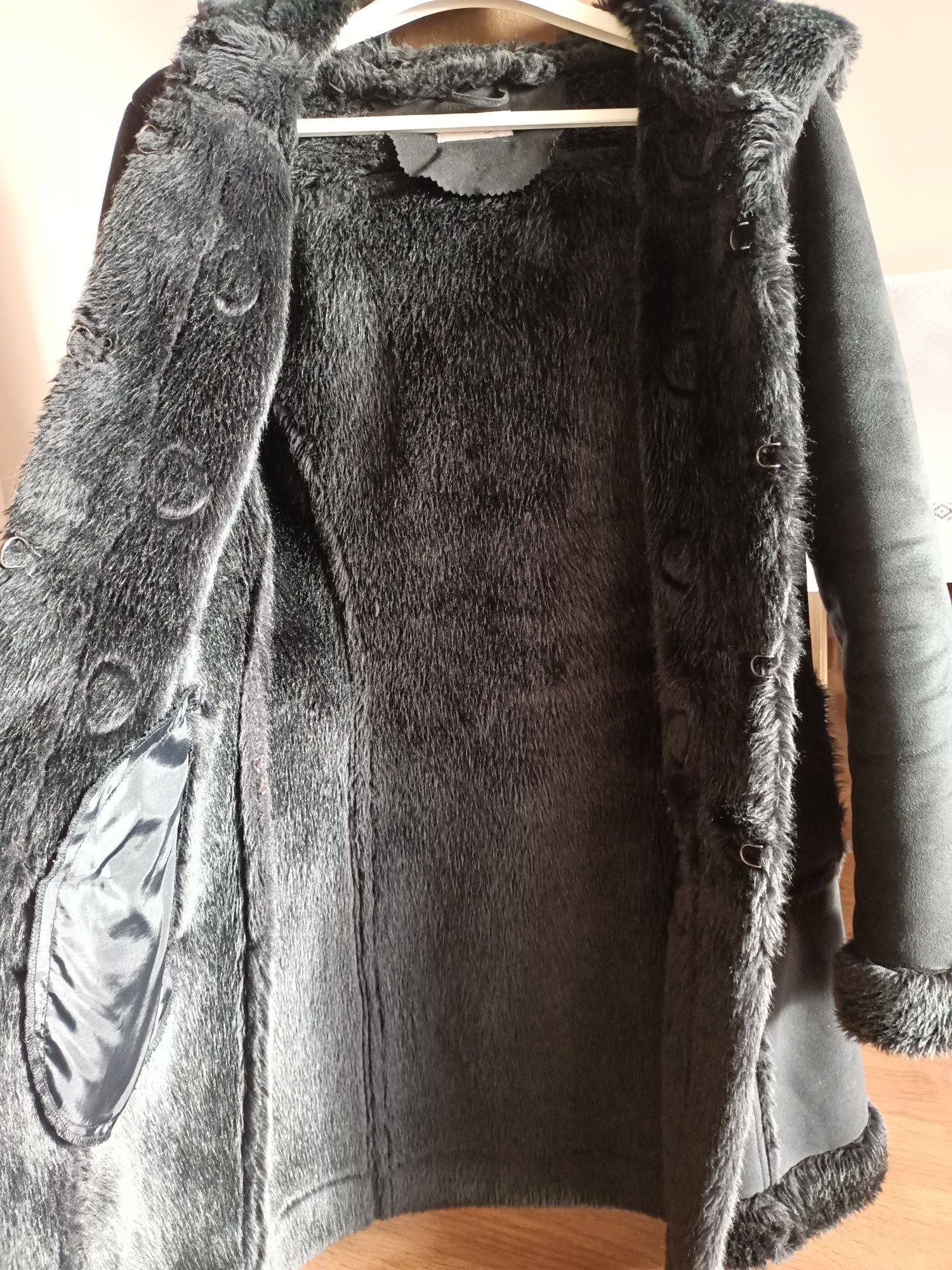 Czarny kożuszek/płaszcz Orsay