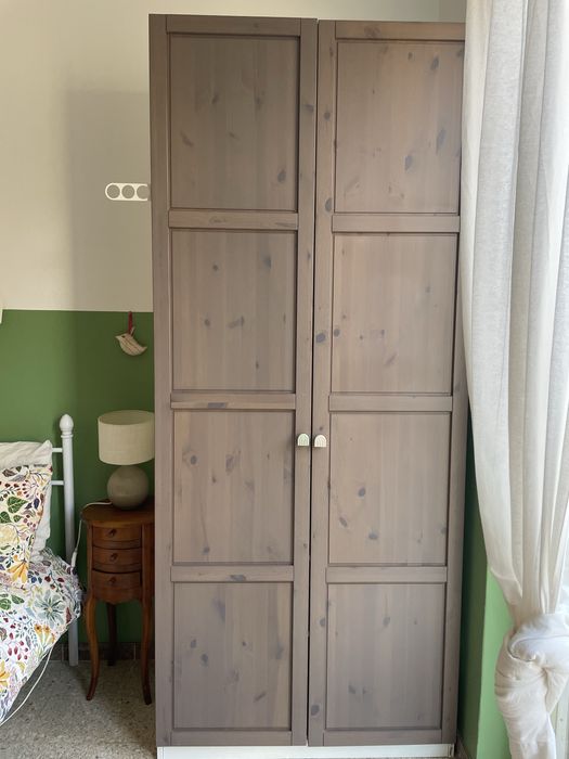 Armário com muito arrumação, em excelente estado