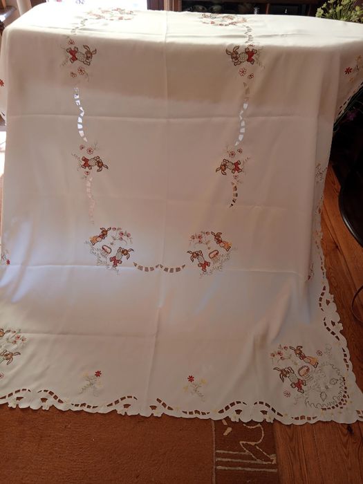 Obrus z haftem rechelieu