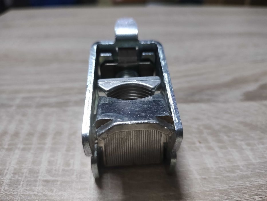 Zacisk rozrzutnika podwójny profil T – Wöhner 01318, 185 mm² (7 sztuk)