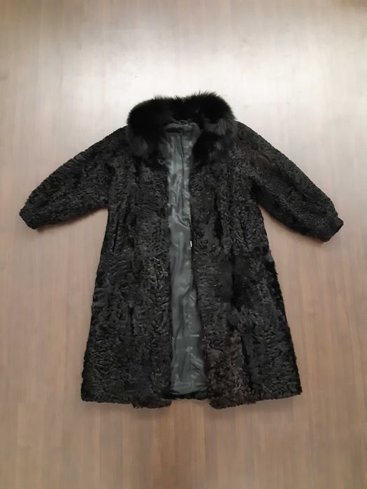 Каракулева зимова шуба