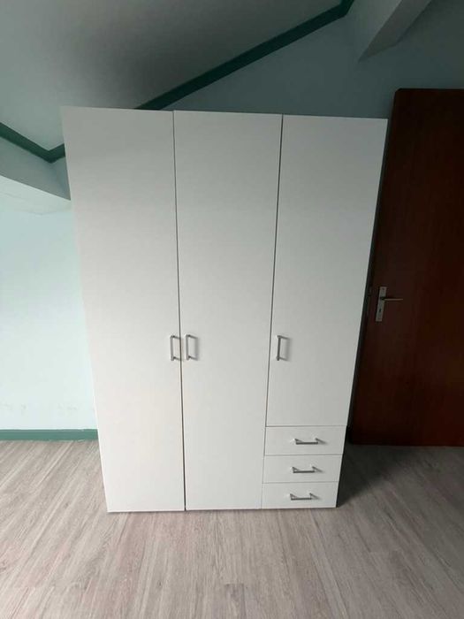 Armário branco portas e gavetas