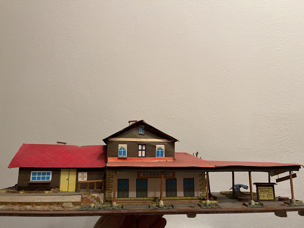 Model kartonowy stacja kolejowa