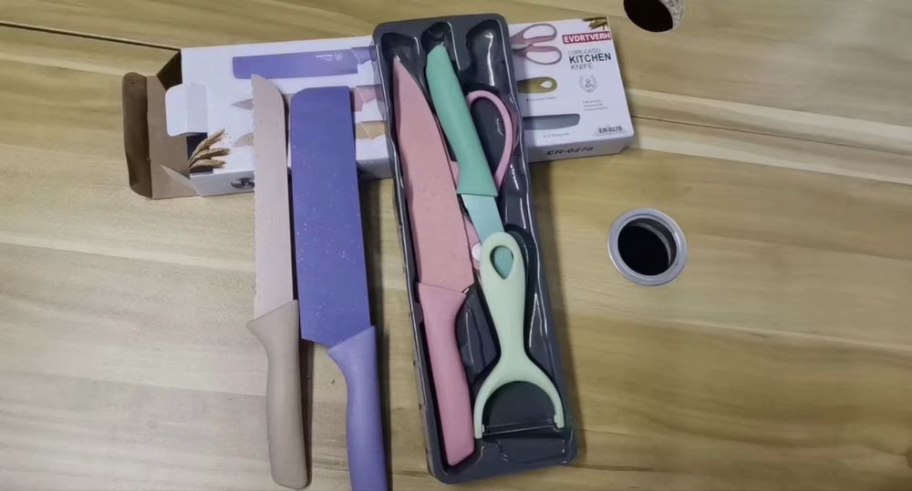 Conjunto de Facas com tesoura e descascador