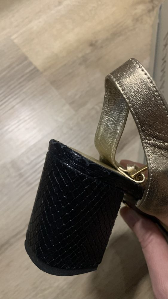 Eleganckie sandalki czarno-złote 38