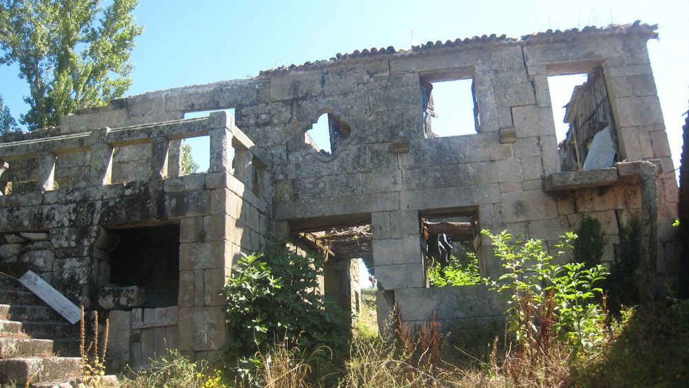 Quinta com 3 casas e vistas de rio na praia fluvial de Boelhe