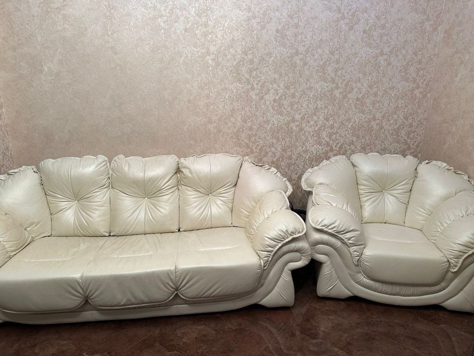 Продам диван з двома кріслами