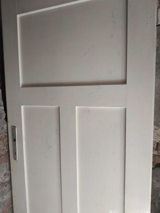 Trzy sztuki solidnych drewnianych drzwi