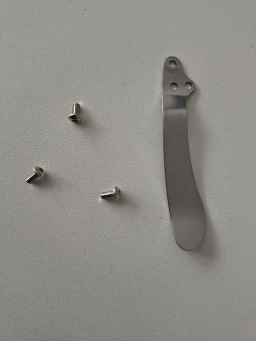 Klips do noża ze śrubkami.