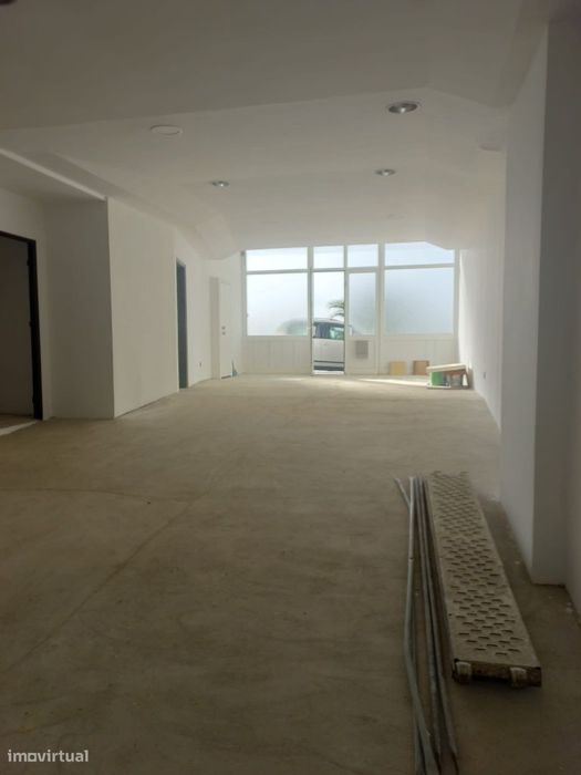 Loja/Escritório por trás da fonte luminosa