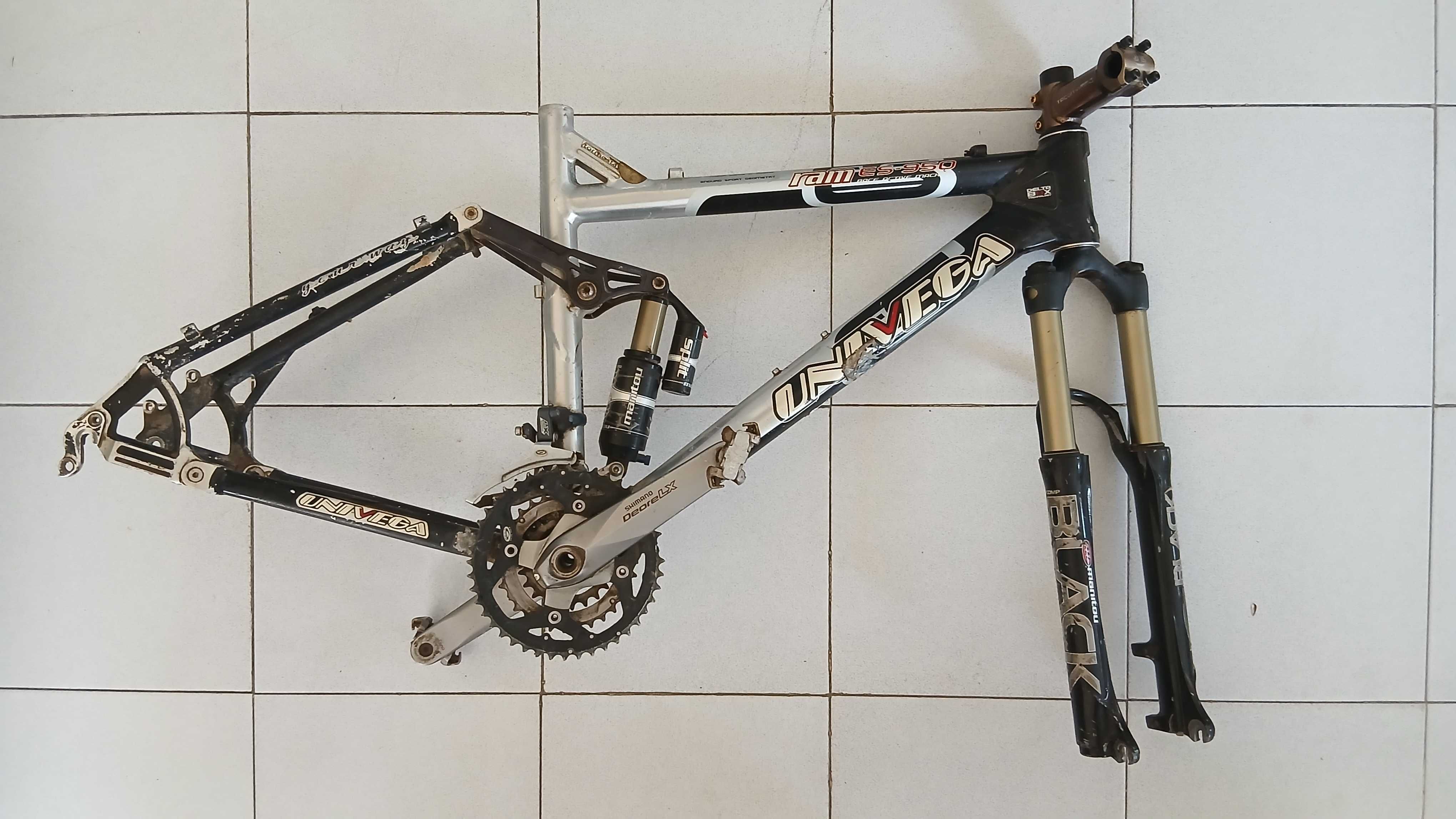 Quadro Univega, suspensão Manitou, rodas Fulcrum e outras peças