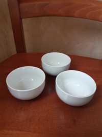 Białe ceramiczne miseczki