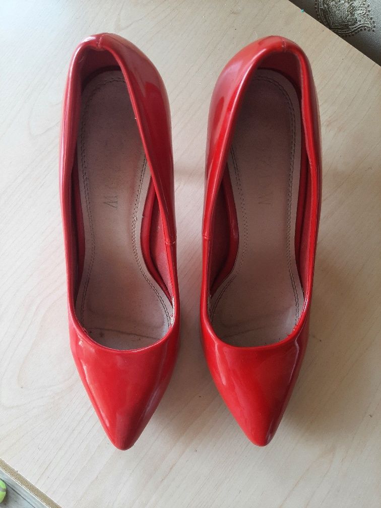 Продам  красные модельные туфли