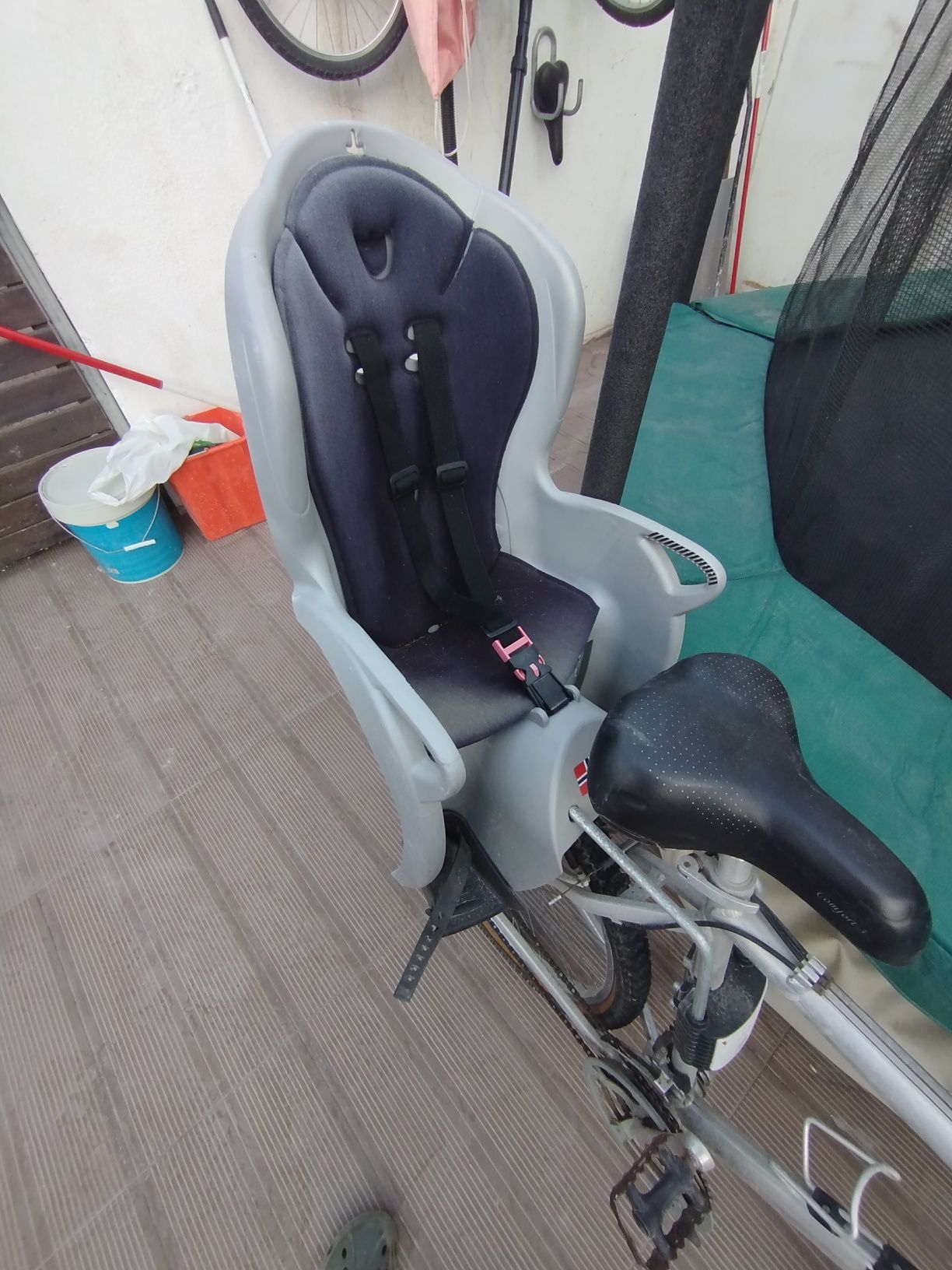 Vende se suporte bicicleta para transporte criança
