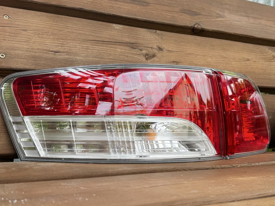 Лівий в крило Ліхтар LED Toyota Avensis 3 T27 Універсал 09-18Рік