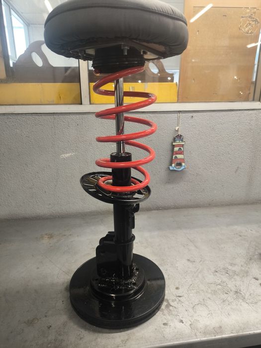 Banco feito com amortecedor auto