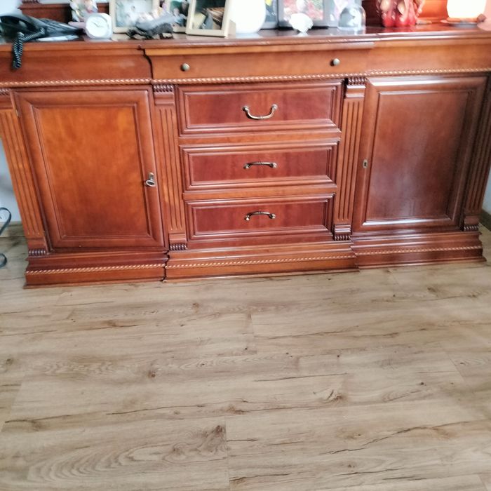 Aparador em cerejeira e no espelho.