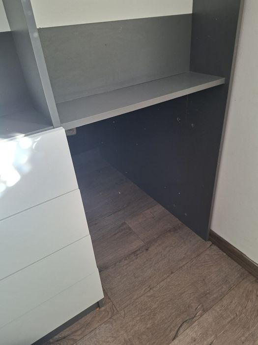 Łóżko piętrowe z szafkami i materacem