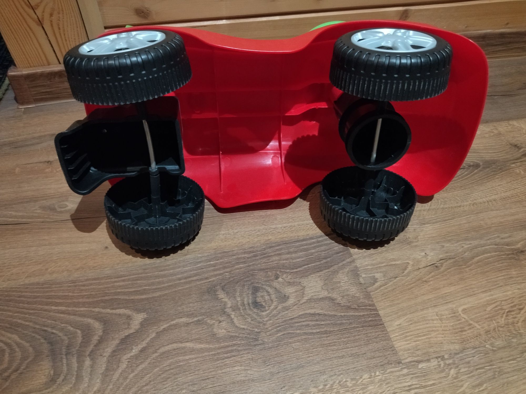 Czerwone auto jeździk