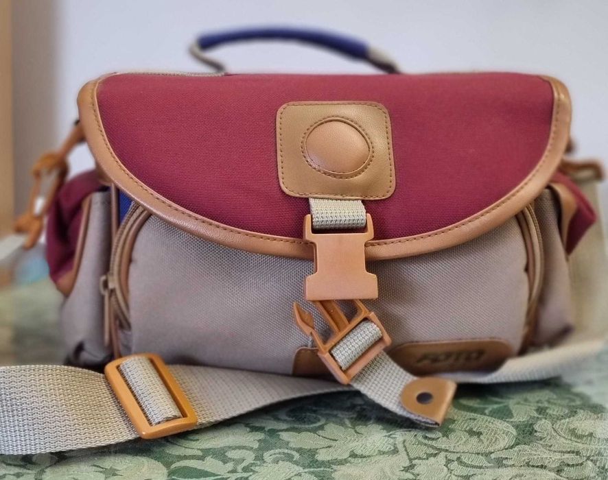 Vendo máquina fotográfica Nikon F55D de rolo, com saco de transporte.