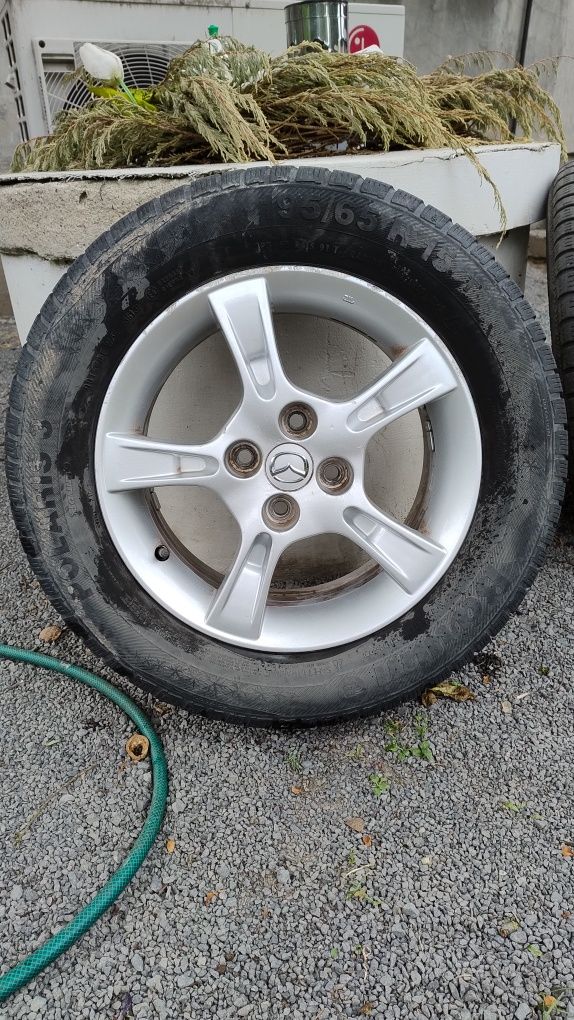 Mam na sprzedaż felgi 15 razem z oponami od Mazdy 323F