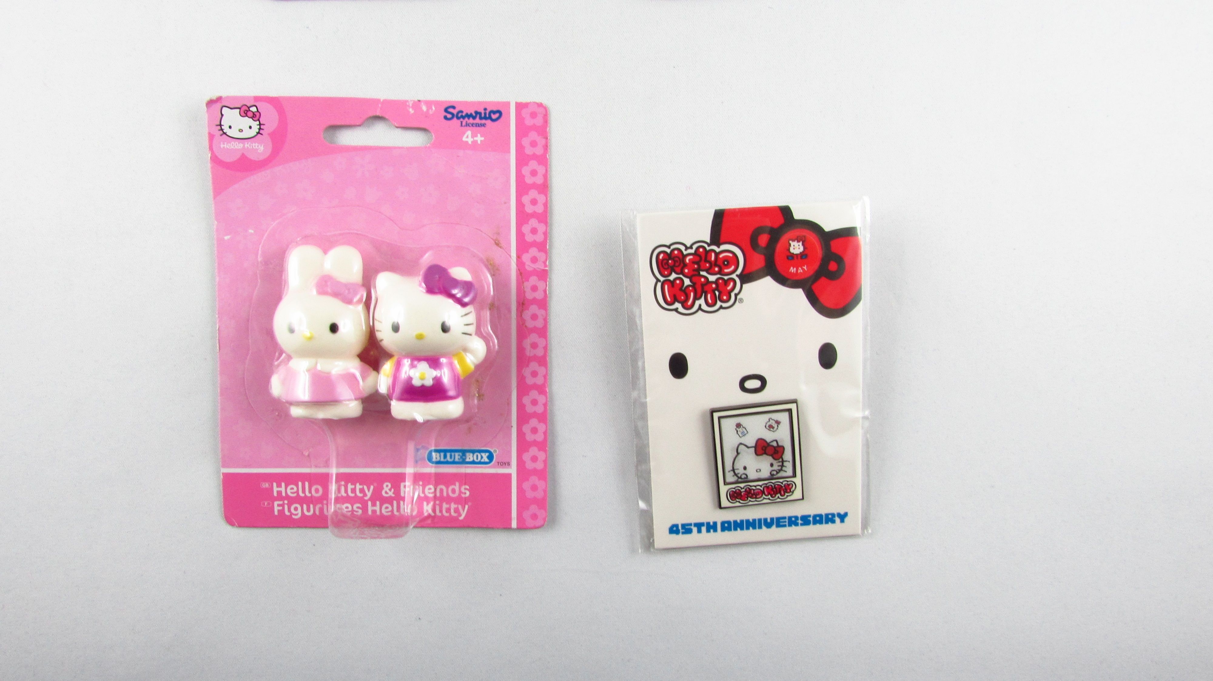 SANRIO ORIGINAL Hello Kitty - Zestaw Kredki, Gumki, Figurki, Przypinka