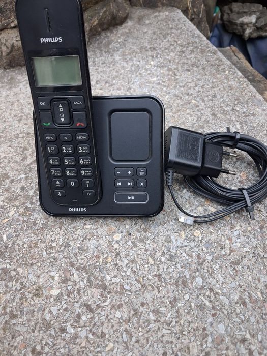 Стаціонарний  телефон з дистанційною трубкою.